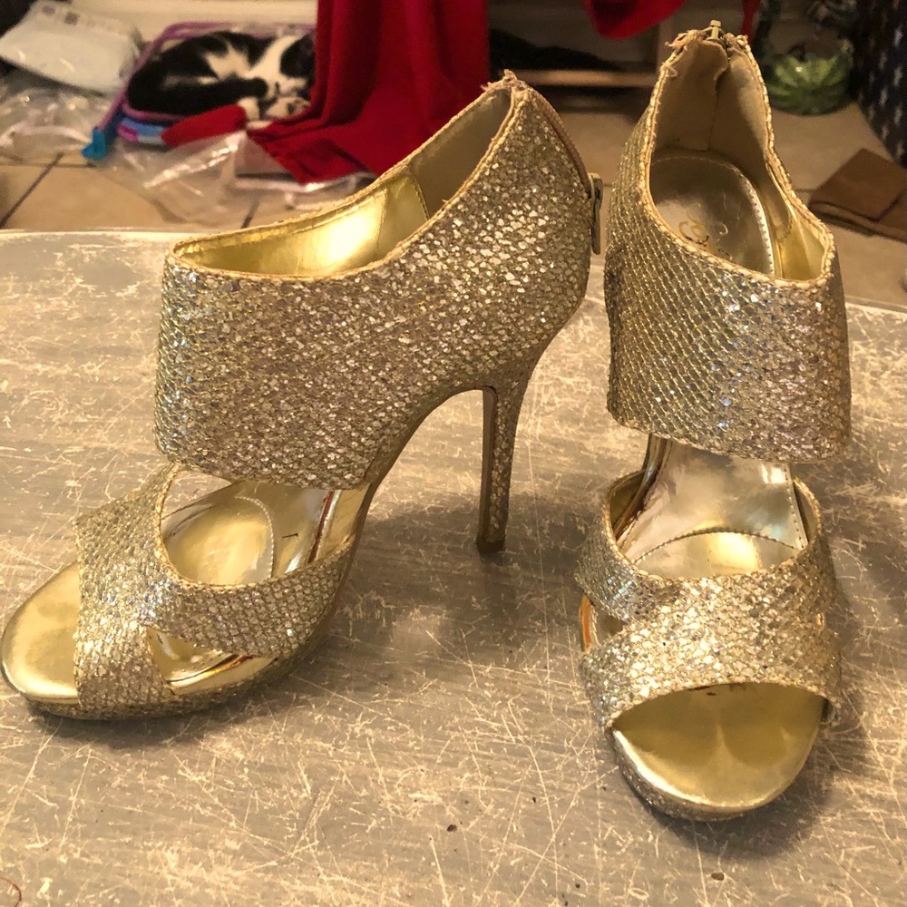 Sofia Vergara gold sequin heels